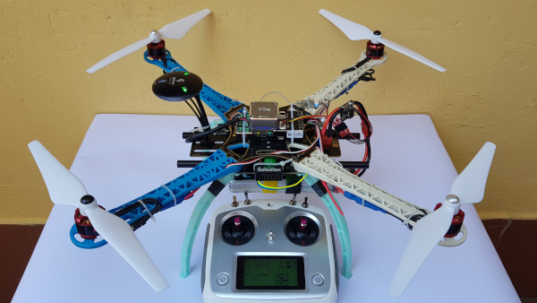 Cuadrotor de prueba con el V5 Plus y módulo NEO V2